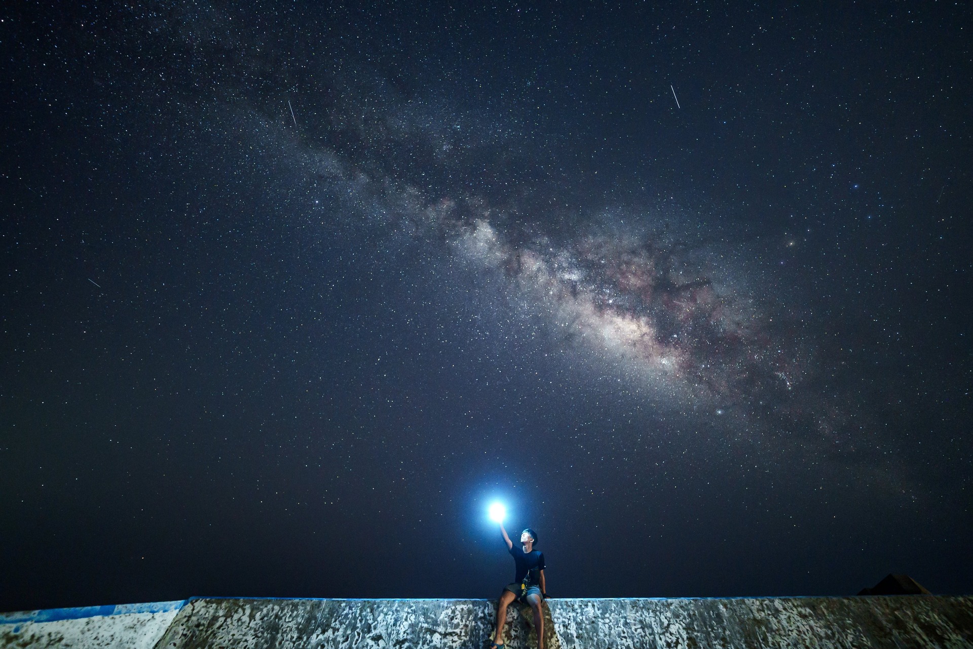著者の言葉と星空写真を収録した誌面イメージ