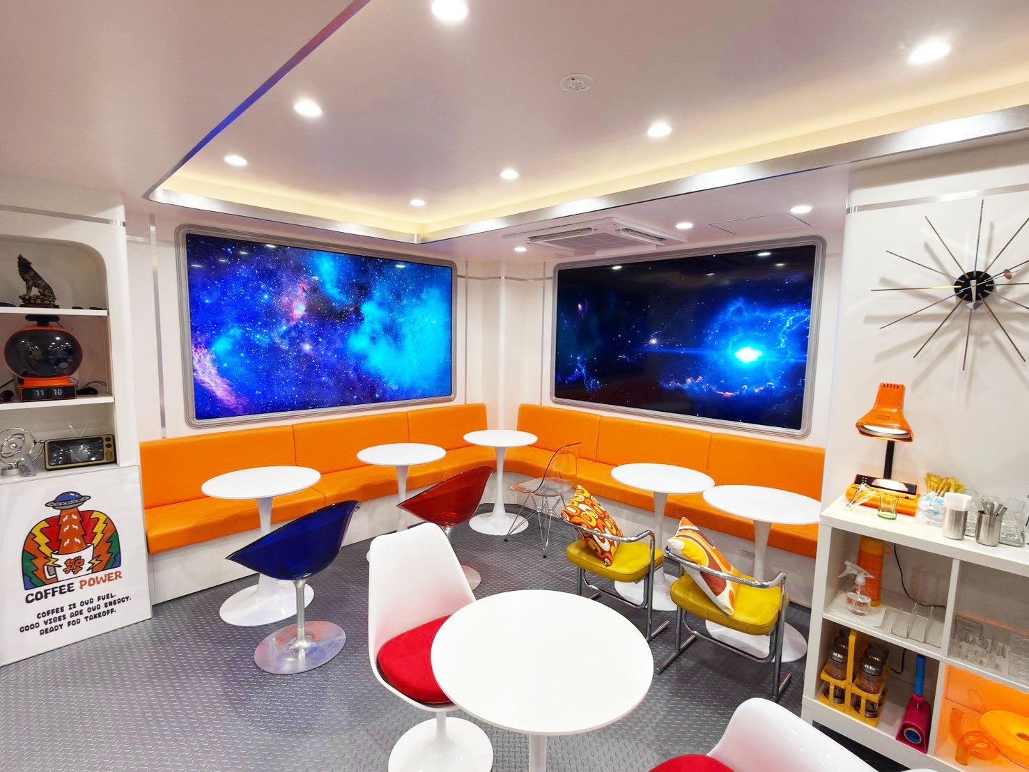 宇宙船UTØPHIAの世界観を表現した店内