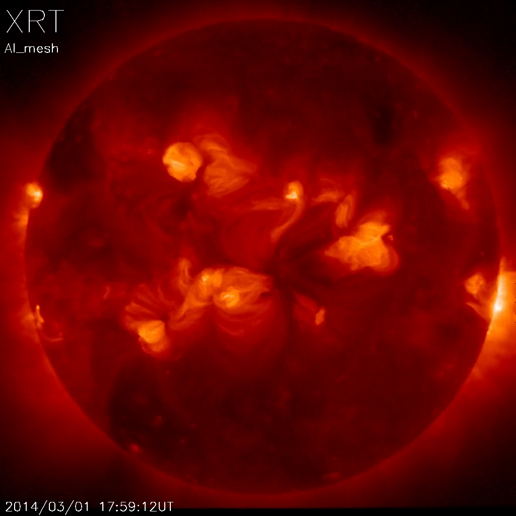 太陽観測衛星「ひので」のX線望遠鏡がとらえた、太陽活動が活発な時期の太陽コロナ